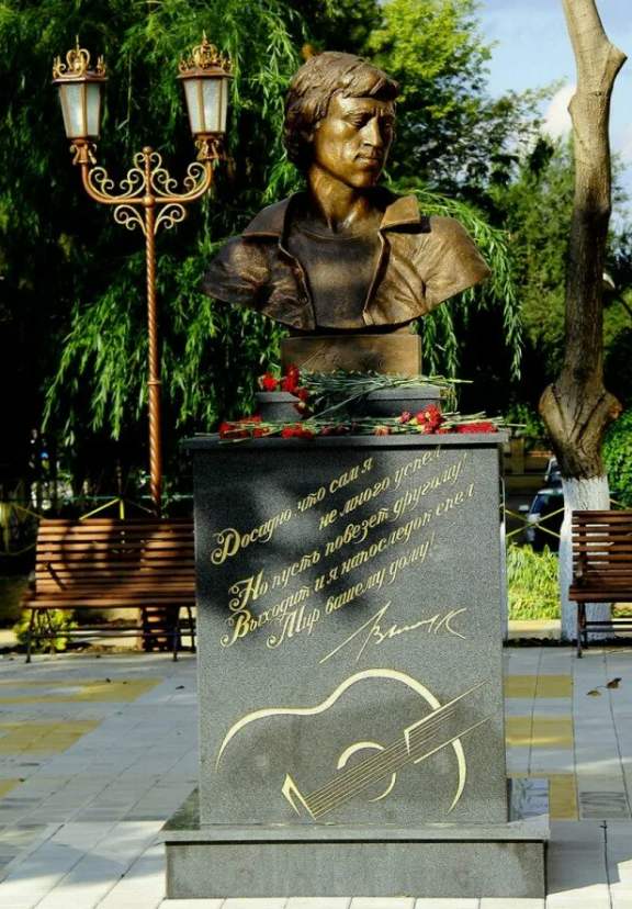 «Уж сколько их упало в эту бездну...» Аллея Памяти советских актеров.