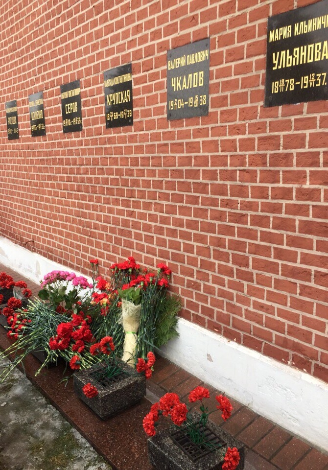 Могилы знаменитостей. Кремлевская стена и Новодевичье кладбище.