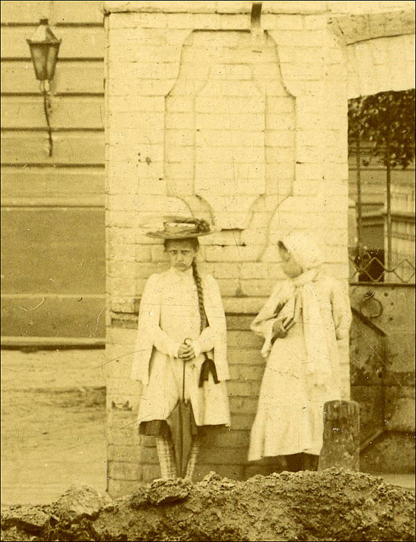 «Девочка-фантом» из Красноярска: загадка фотографий, сделанных 100 лет назад.