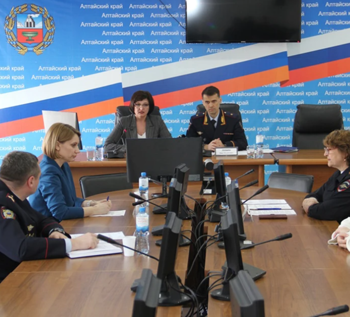 В Барнауле полиция рассказала, какие схемы чаще всего используют мошенники для обмана школьников и студентов.