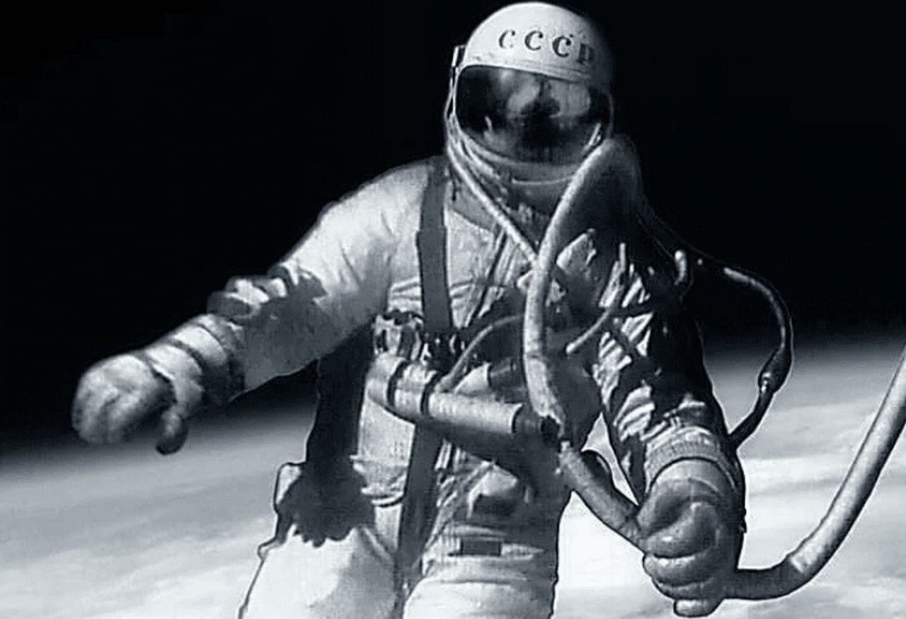 18 марта 1965 года впервые в мире в открытый космос вышел человек, его имя - Алексей Леонов.