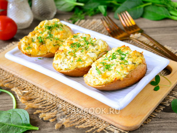 Горячие бутерброды с творогом и сыром в духовке.